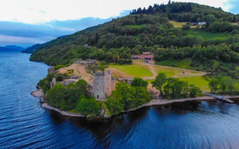 Le Urquhart castle et le Loch Ness - © 4kclips