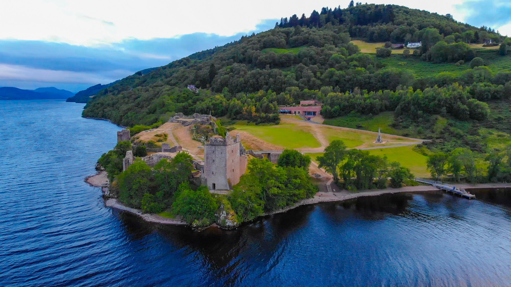 Le Urquhart castle et le Loch Ness - © 4kclips