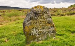 Une stèle commémorant la Bataille de Culloden en Écosse - © Cablach - Getty Images